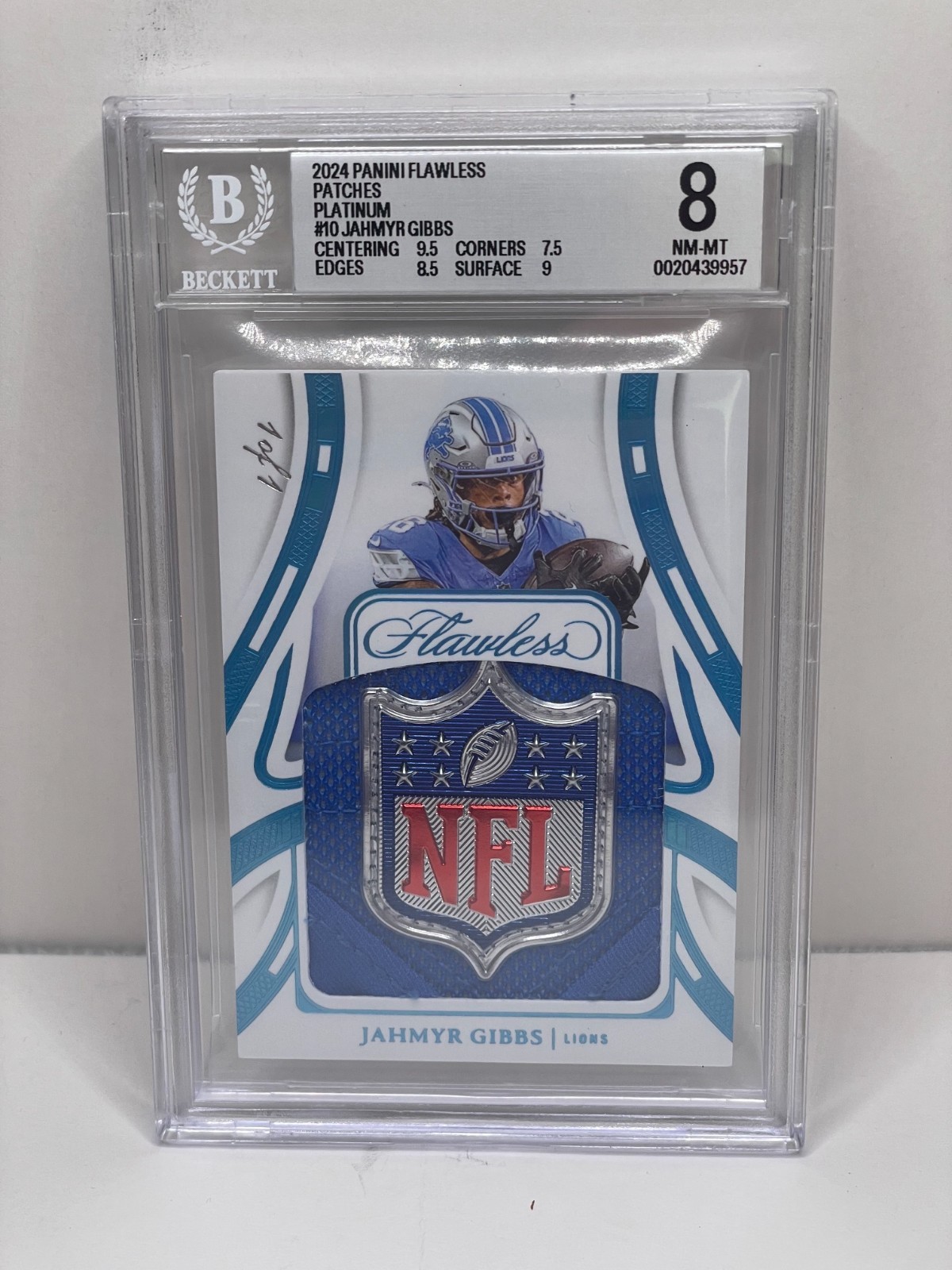 2024 Flawless Jahmyr Gibbs NFL Shield Patch 1/1 BGS 8 Super Rare Flawless 2024 Flawless Jahmyr Gibbs NFL Shield Patch 1/1 BGS 8 Super Rare Flawless