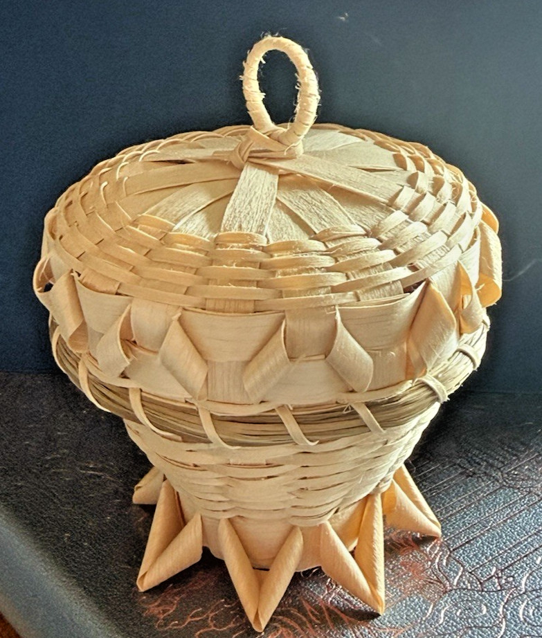 Fine Small Micmac Mi'kmaq Fancy Basket Brown Ash Sweetgrass Native First Nation