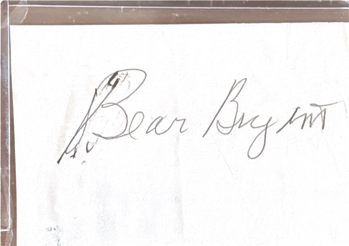 PAUL “BEAR” BRYANT AUTOGRAPH -JSA LOA & VINTAGE 1966 ALABAMA “I BELIEVE “ DECAL PAUL “BEAR” BRYANT AUTOGRAPH -JSA LOA & VINTAGE 1966 ALABAMA “I BELIEVE “ DECAL