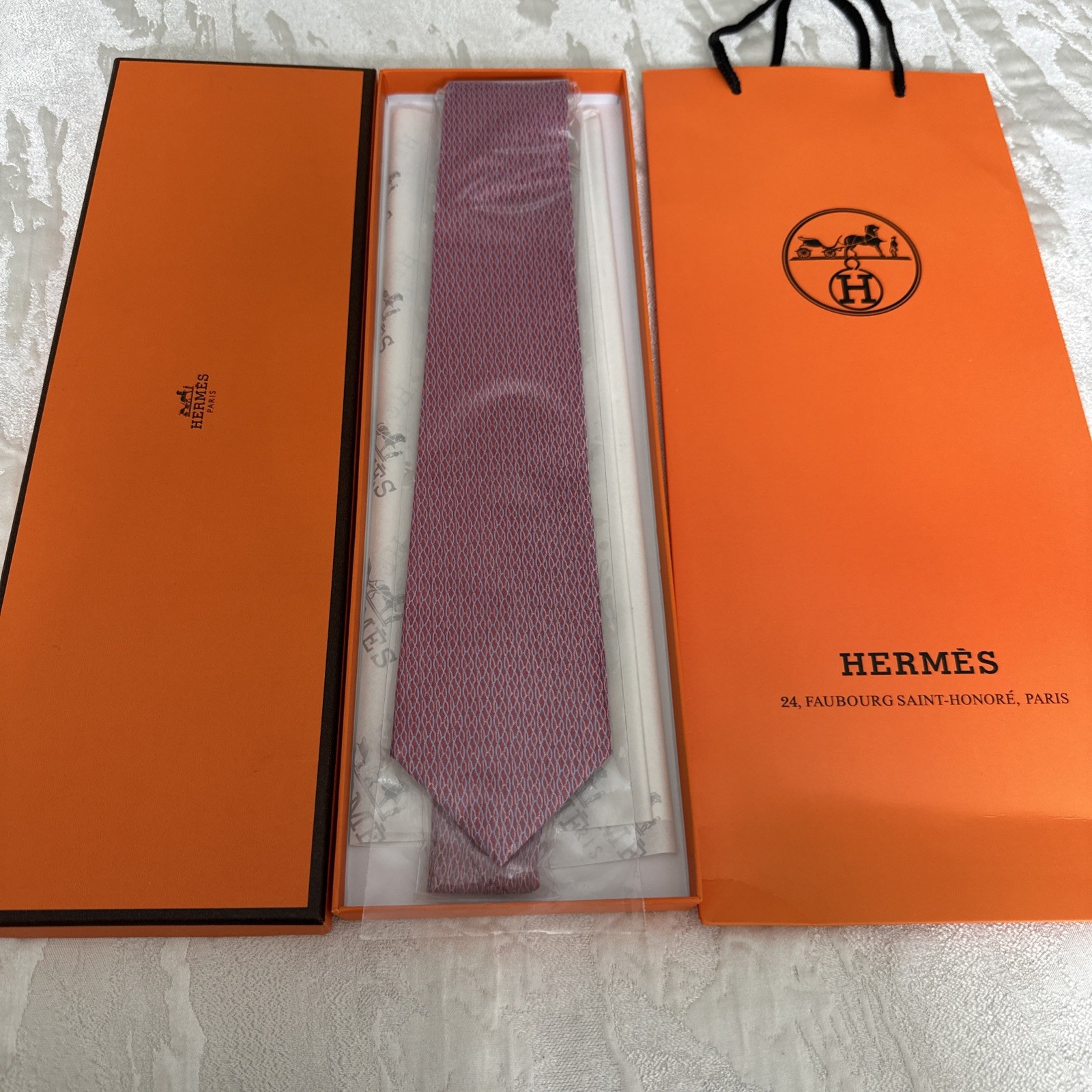 HERMÈS Men\'s Faconnee H Tie 100% Silk Red Full Packaging HERMÈS Men\'s Faconnee H Tie 100% Silk Red Full Packaging