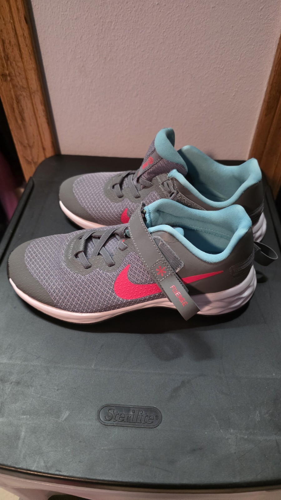 Nike Revolution 6 FlyEase Low Smoke Grey Siren Red - DD1113-006 Size 2.5Y Nwot Nike Revolution 6 FlyEase Low Smoke Grey Siren Red - DD1113-006 Size 2.5Y Nwot
