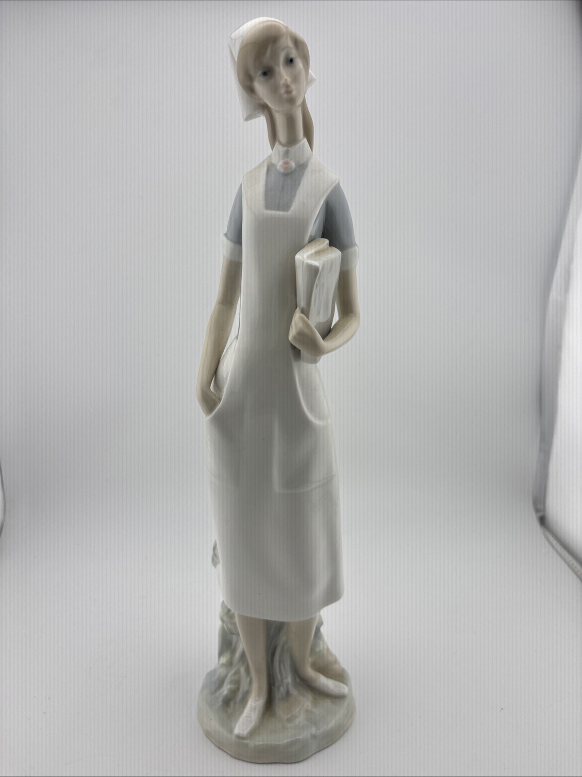 VTG Lladro “Nurse With Charts” #4603 Porcelain Figurine 14” Tall Retired Spain VTG Lladro “Nurse With Charts” #4603 Porcelain Figurine 14” Tall Retired Spain