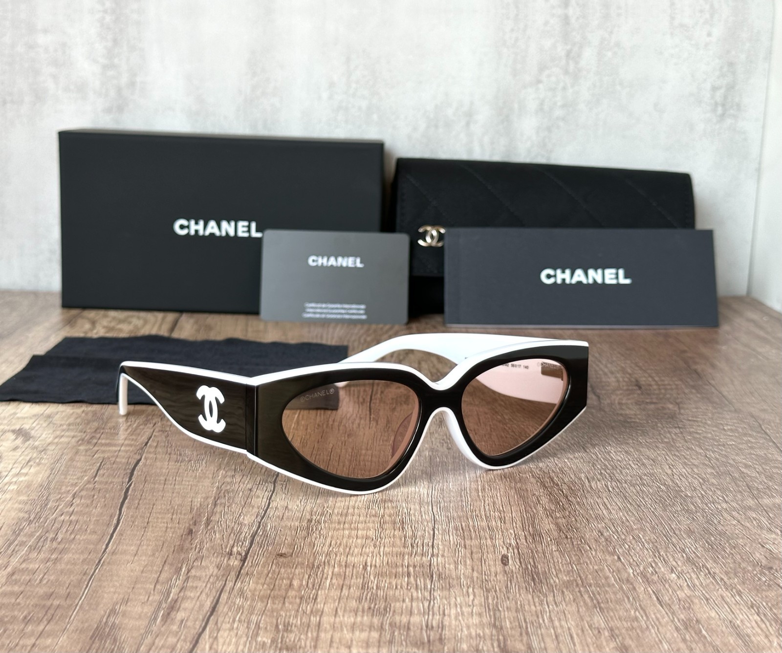 CHANEL SUNGLASSES BLACK WHITE FRAME 100% AUTHENTIC CLASSIC 6056 CAT EYE BROWN