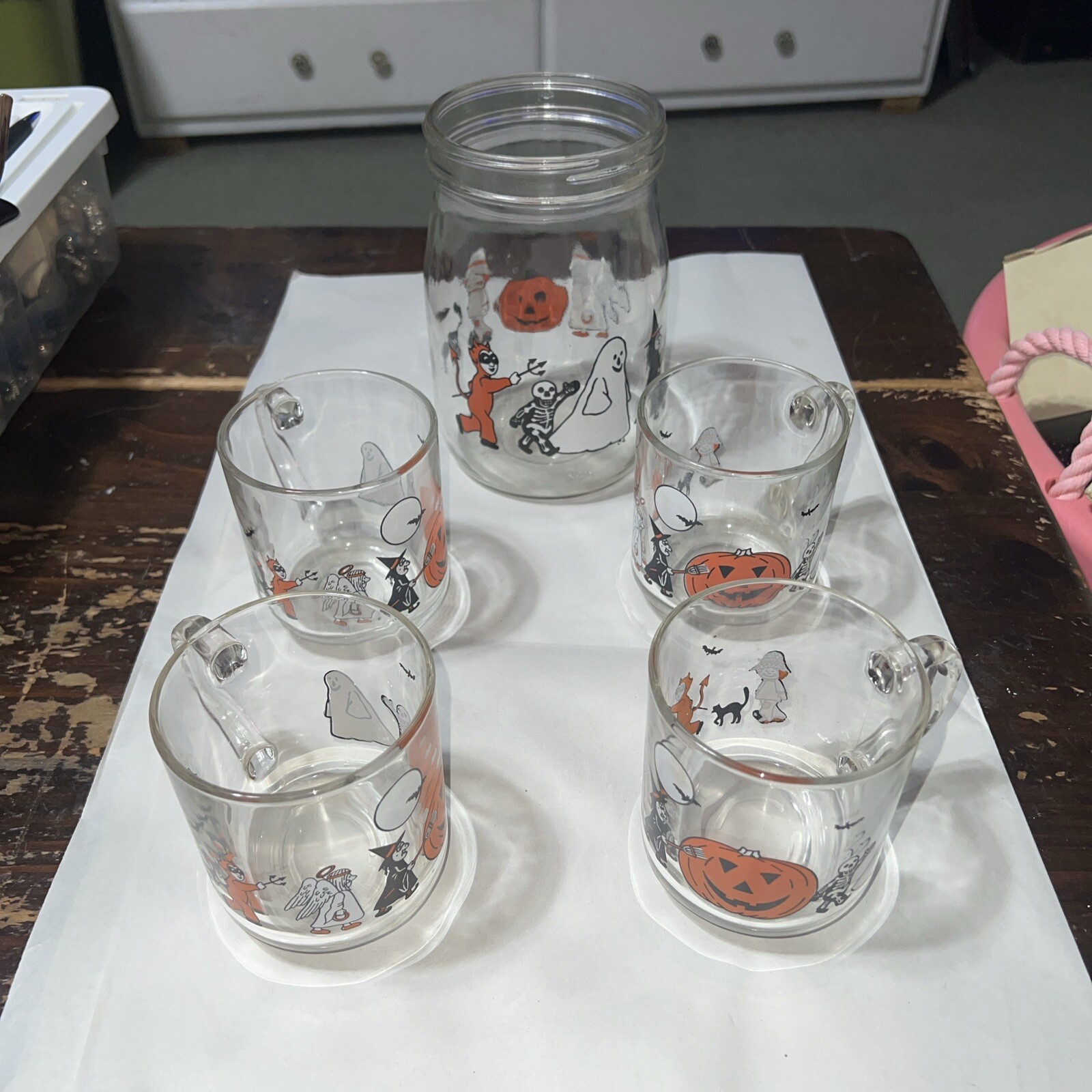 VTG CARLTON Glass 1L Halloween Jar & 4 Luminarc Mugs Trick Or Treat Parade VTG CARLTON Glass 1L Halloween Jar & 4 Luminarc Mugs Trick Or Treat Parade