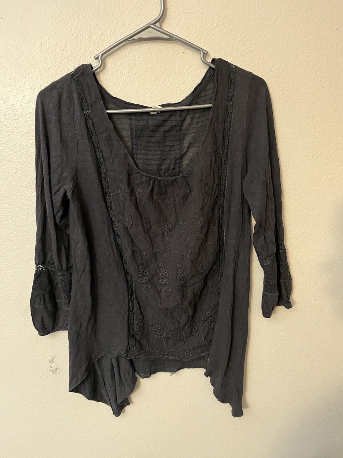 Tiny by Anthropologie Embroidered Jersey  Small Gray Blouse 3/4 Sleeve Assumetr