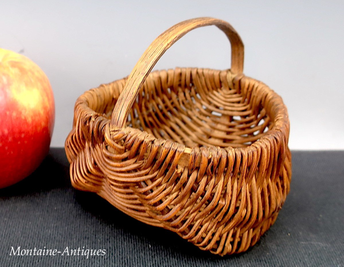Miniature Splint/Wicker Two Egg Buttocks Basket circa 1900 Miniature Splint/Wicker Two Egg Buttocks Basket circa 1900