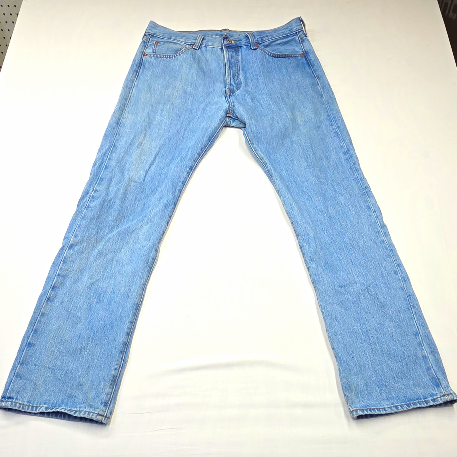 Levi\'s 501 Men\'s Light Wash Blue Denim Jeans Straight Leg Button Fly 5-Pocket