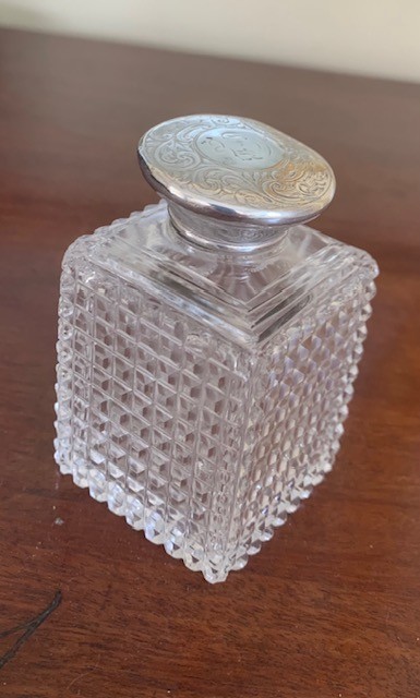 Antique Victorian Cut crystal Perfume Bottle with Silver lid.Good Condition Antique Victorian Cut crystal Perfume Bottle with Silver lid.Good Condition