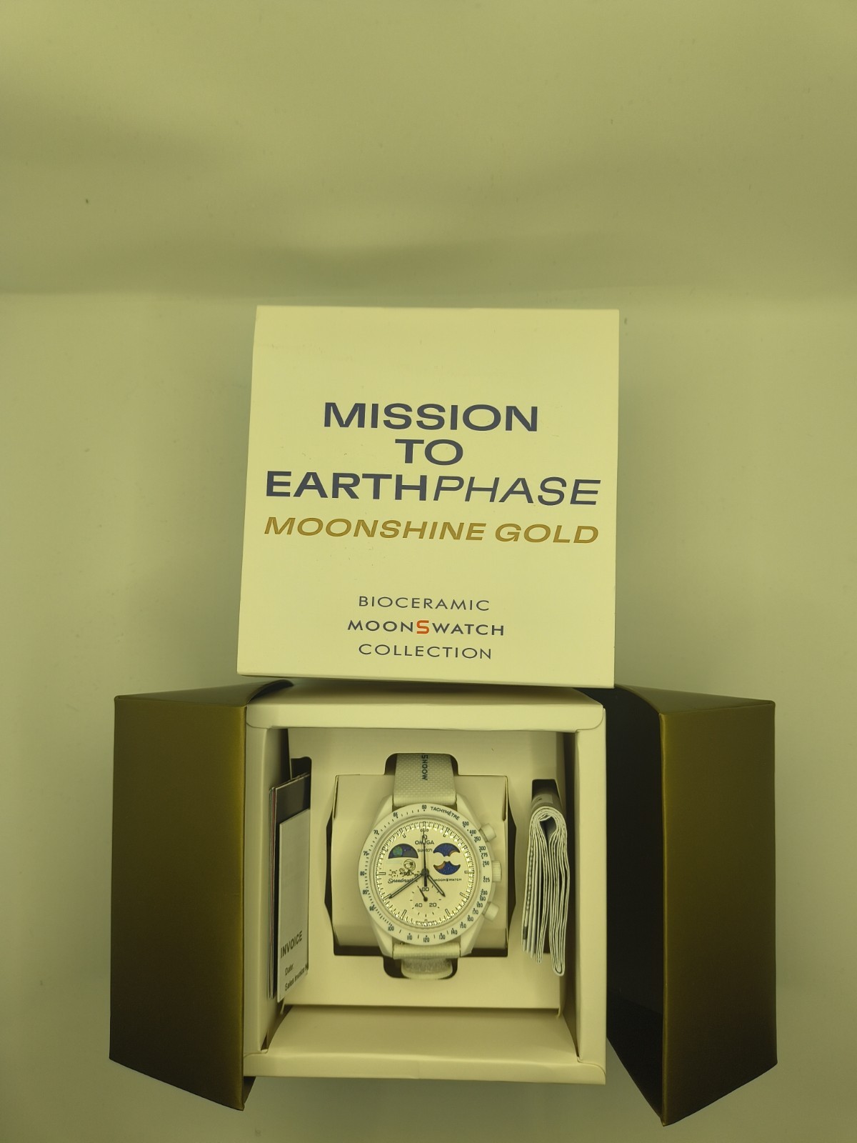 Snoopy Moonswatch Mission To Earthphase Moonshine Gold/ READ Snoopy Moonswatch Mission To Earthphase Moonshine Gold/ READ