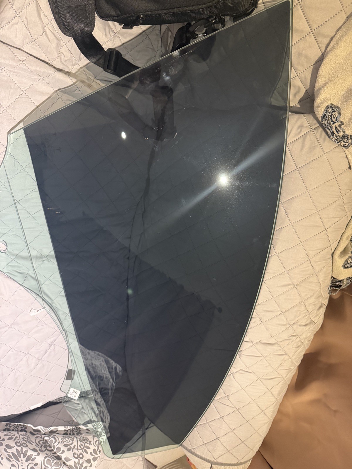 ORIGINAL Tesla Model Y Passenger Right Side Front Door Window Glass ORIGINAL ORIGINAL Tesla Model Y Passenger Right Side Front Door Window Glass ORIGINAL