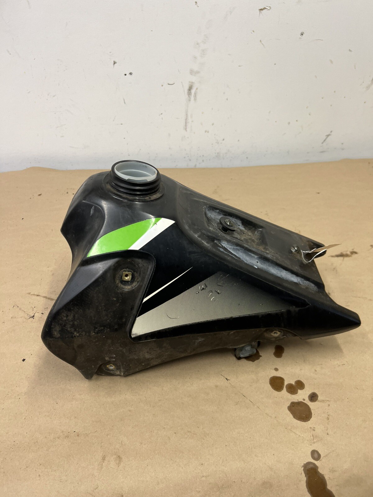 2004 Kawasaki KLX125L Gas Tank Fuel Tank 51001-S018-539 B705 2004 Kawasaki KLX125L Gas Tank Fuel Tank 51001-S018-539 B705