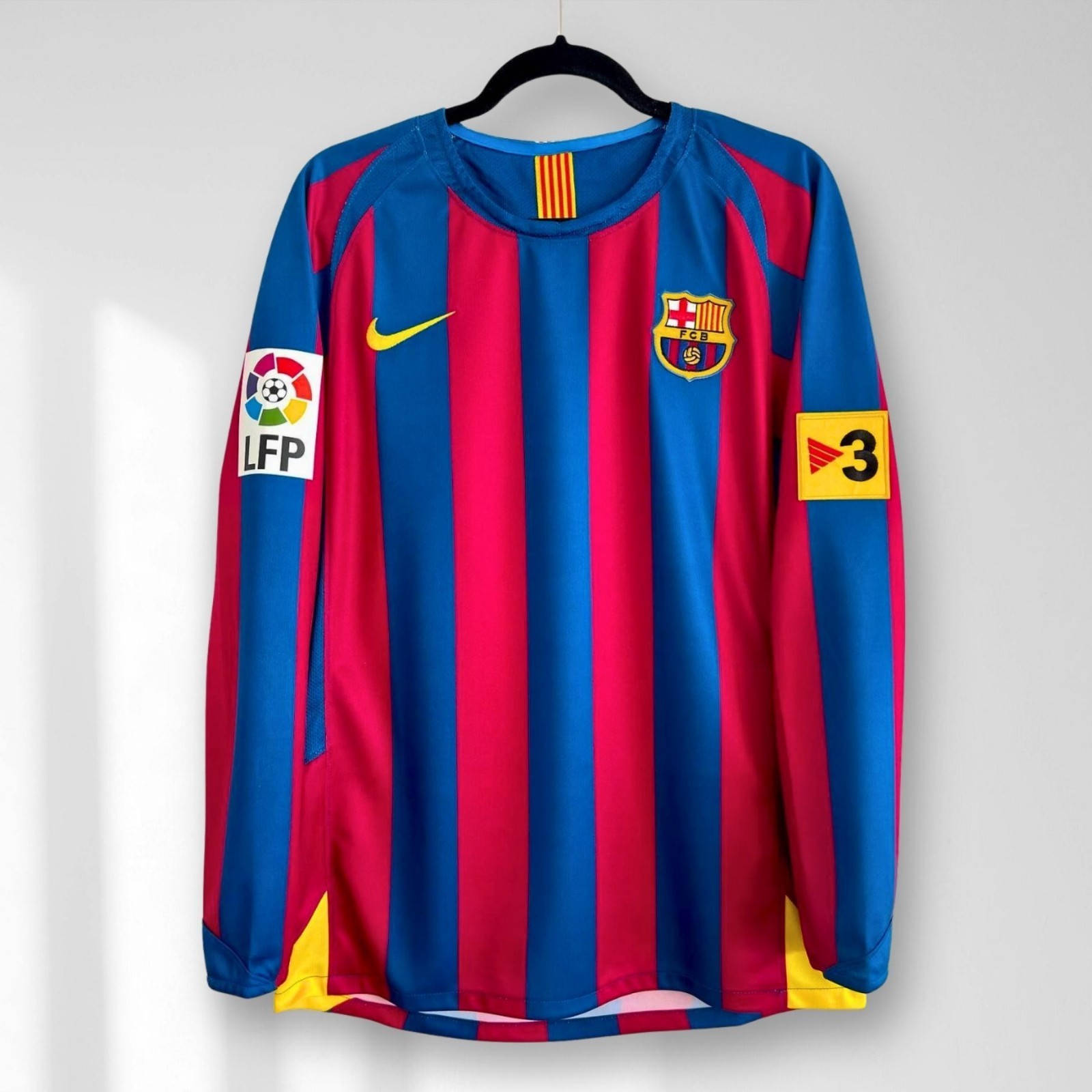 Ronaldinho FC Barcelona Jersey 2005/2006 Home Long Sleeve Retro Soccer Jersey Ronaldinho FC Barcelona Jersey 2005/2006 Home Long Sleeve Retro Soccer Jersey