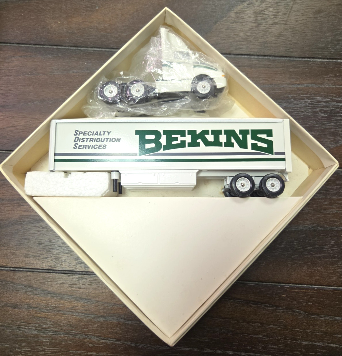 Winross 1:64 Scale Bekins Moving Truck Semi Trailer New Diecast Winross 1:64 Scale Bekins Moving Truck Semi Trailer New Diecast