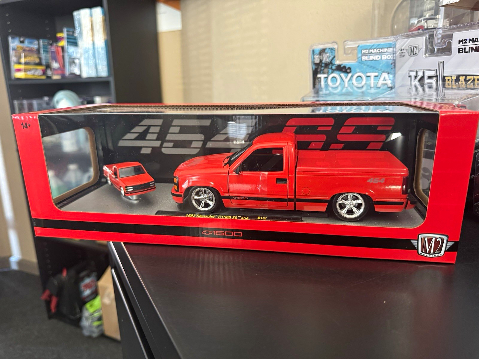 M2 Machines 1992 Chevrolet C1500 SS 454 with 1:24 &1:64 Diecast Red Pickup M2 Machines 1992 Chevrolet C1500 SS 454 with 1:24 &1:64 Diecast Red Pickup