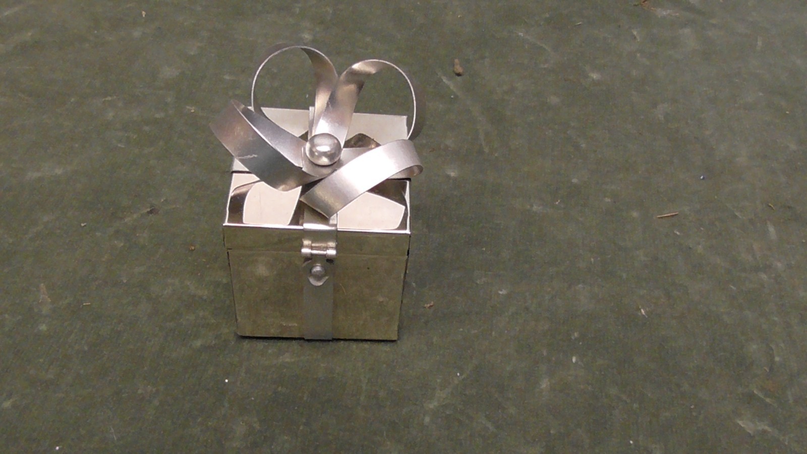 Vintage Silver Tone Metal Gift Box Trinket Jewelry Hinged Storage Decor Felt Vintage Silver Tone Metal Gift Box Trinket Jewelry Hinged Storage Decor Felt