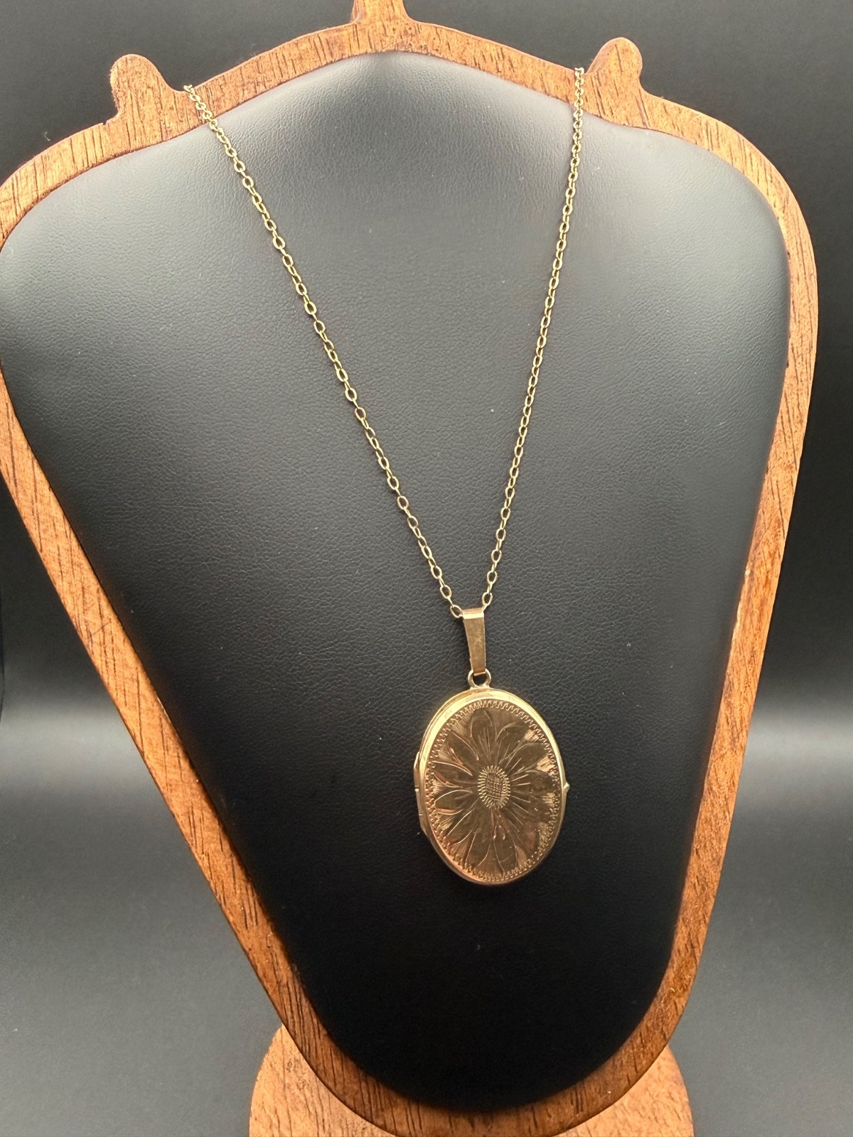 Vintage British 9ct Yellow Gold Engraved Locket & 20” Gold Chain – 9.83g