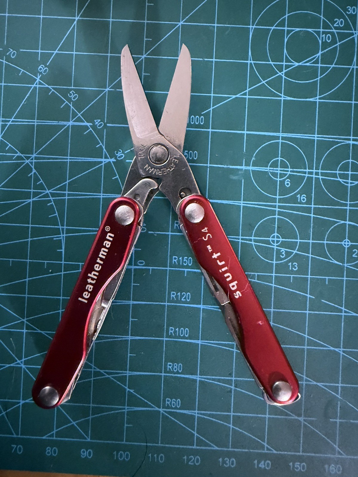 RETIRED Leatherman Squirt S4 MultiTool Red DISCONTINUED Very NICE RETIRED Leatherman Squirt S4 MultiTool Red DISCONTINUED Very NICE