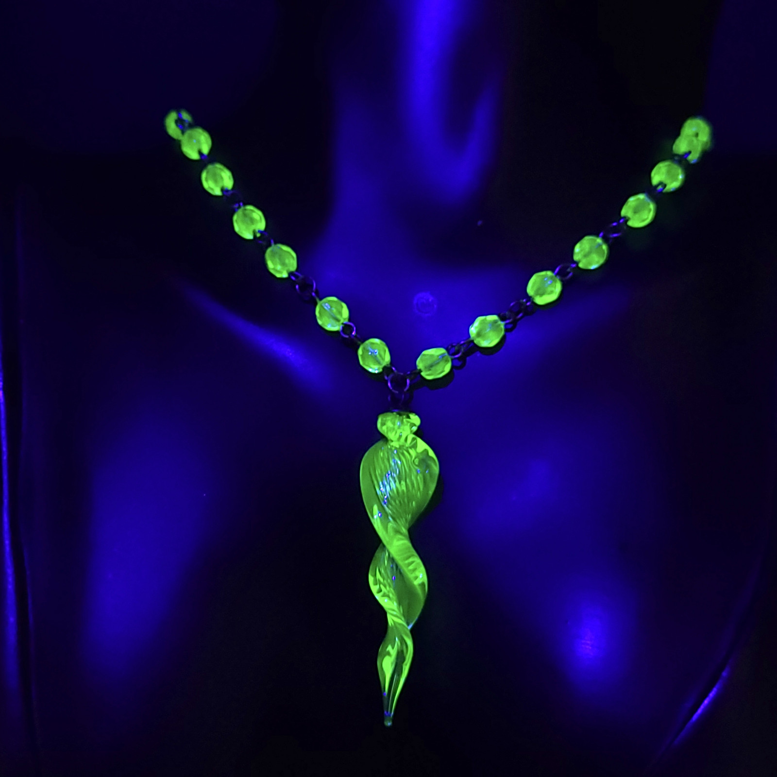 Uranium Glass Necklace 18\'\' Vaseline Czech Vintage Beads Women`s Jewelry