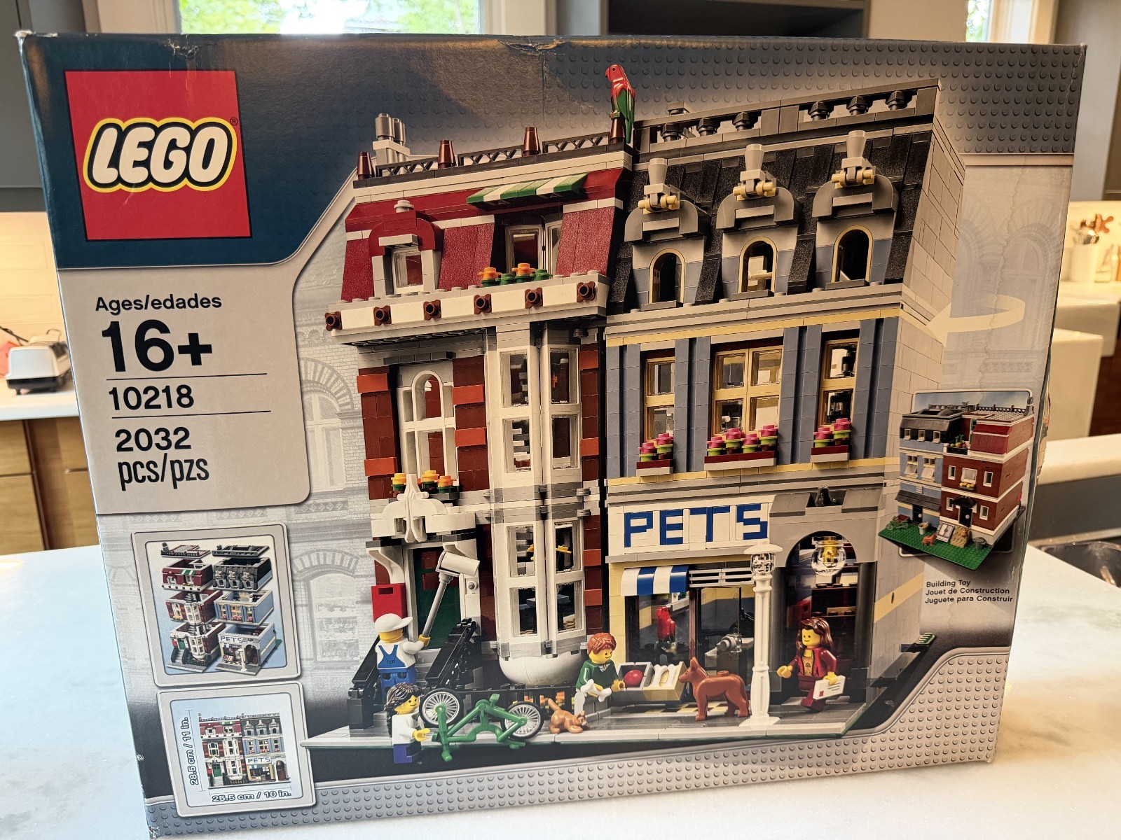 LEGO Creator Expert: Pet Store (10218) - Never built Box in Ok Condition Sealed LEGO Creator Expert: Pet Store (10218) - Never built Box in Ok Condition Sealed