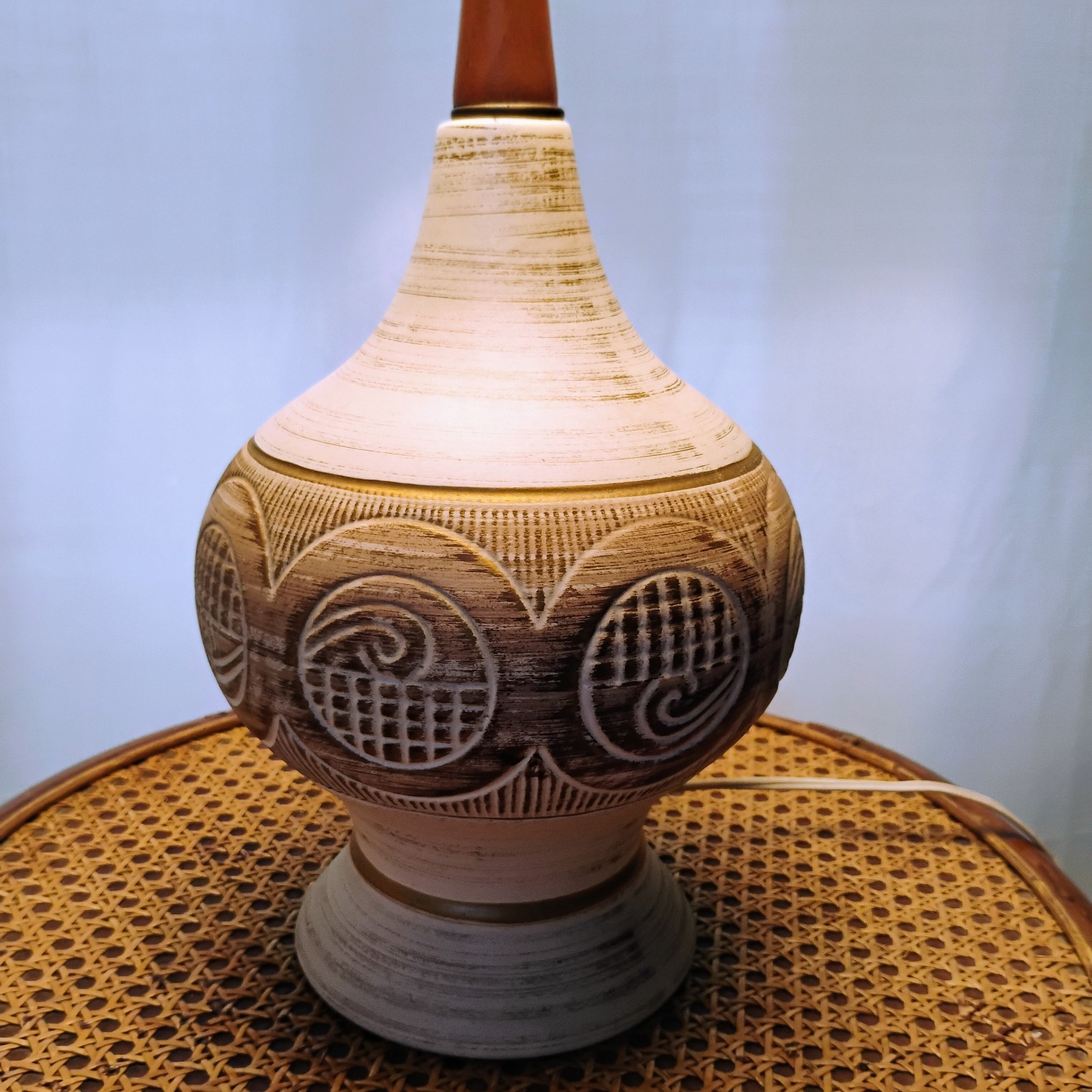 VTG MCM Sculptural Ceramic Table Lamp W/Shade Excellent Condition Works Great VTG MCM Sculptural Ceramic Table Lamp W/Shade Excellent Condition Works Great