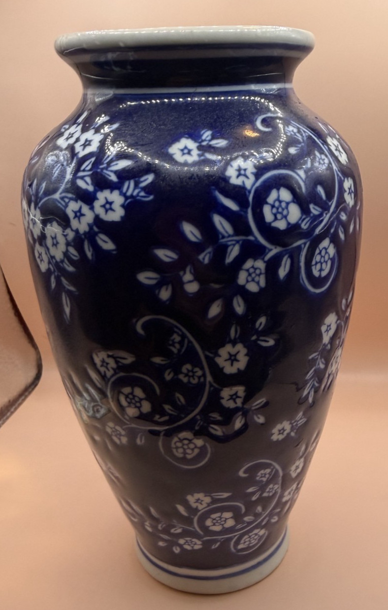 CHINESE BLUE AND WHITE FLORAL PORCELAIN VASE CHINESE BLUE AND WHITE FLORAL PORCELAIN VASE