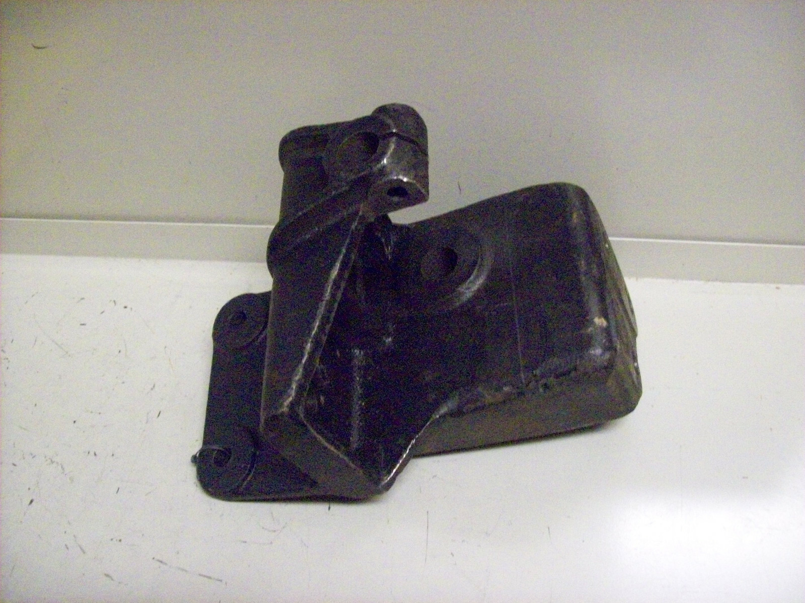 OEM IH International Spring Hanger Bracket 874271R2 OEM IH International Spring Hanger Bracket 874271R2