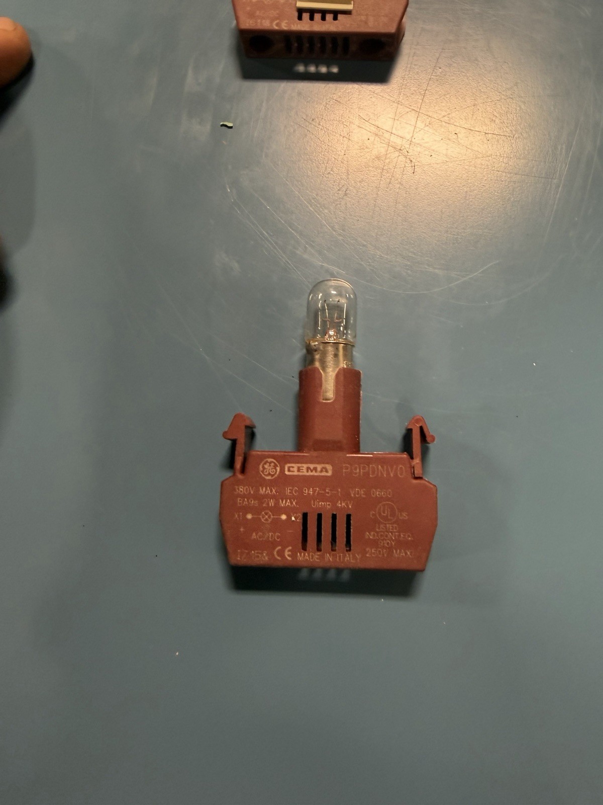 NEW General Electric P9PDNV0 Lamp Holder GE P9PDNVO Red NEW General Electric P9PDNV0 Lamp Holder GE P9PDNVO Red