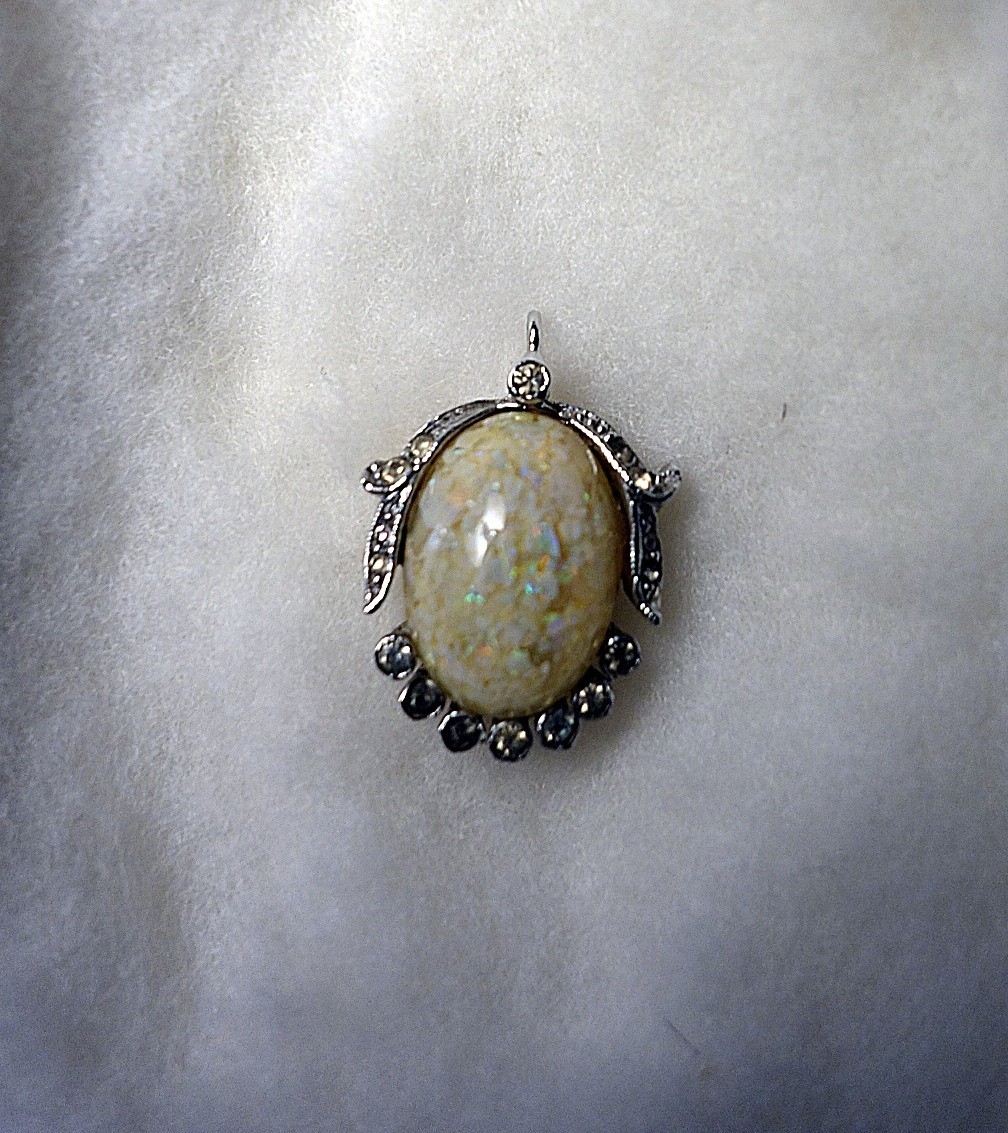 Beautiful Vintage Panetta White Opal Chip Pendant Silver Tone Rhodium Plated? Beautiful Vintage Panetta White Opal Chip Pendant Silver Tone Rhodium Plated?