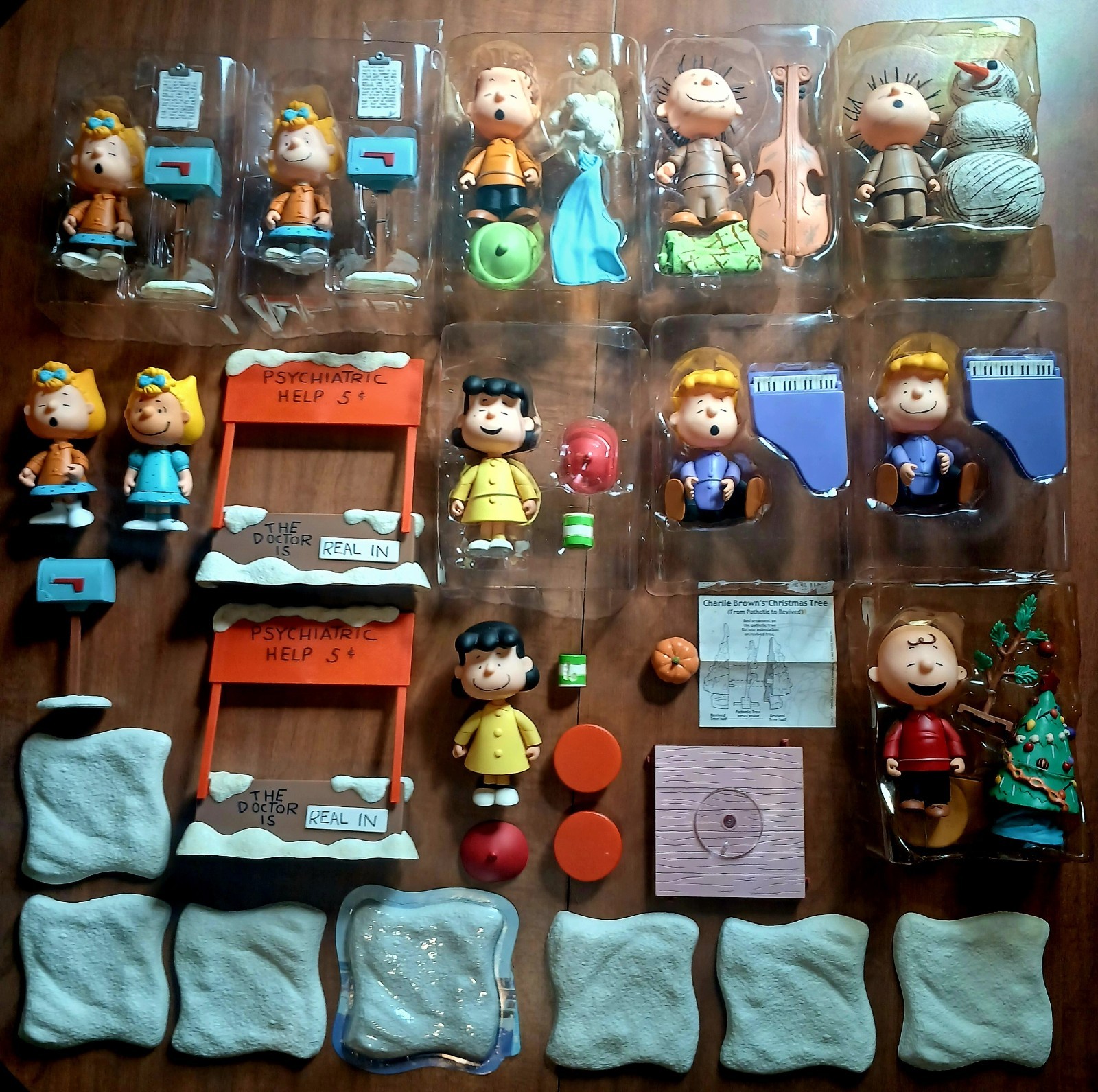 Peanuts Large Mixed Mint Out Of Box Action Figures with Variants READ Peanuts Large Mixed Mint Out Of Box Action Figures with Variants READ