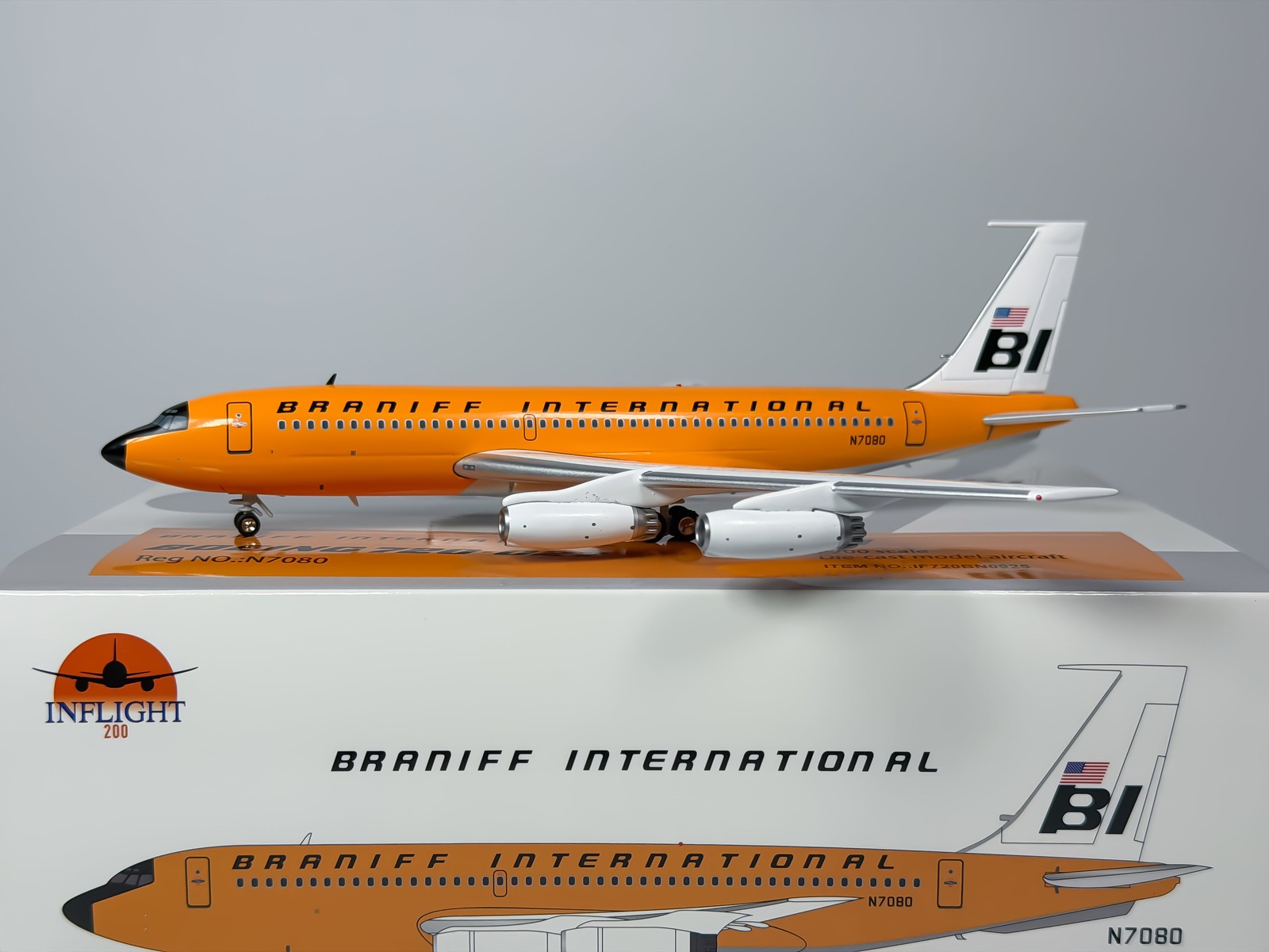 InFlight200 1:200 Braniff International Boeing 720 N7080 Jelly Bean InFlight200 1:200 Braniff International Boeing 720 N7080 Jelly Bean