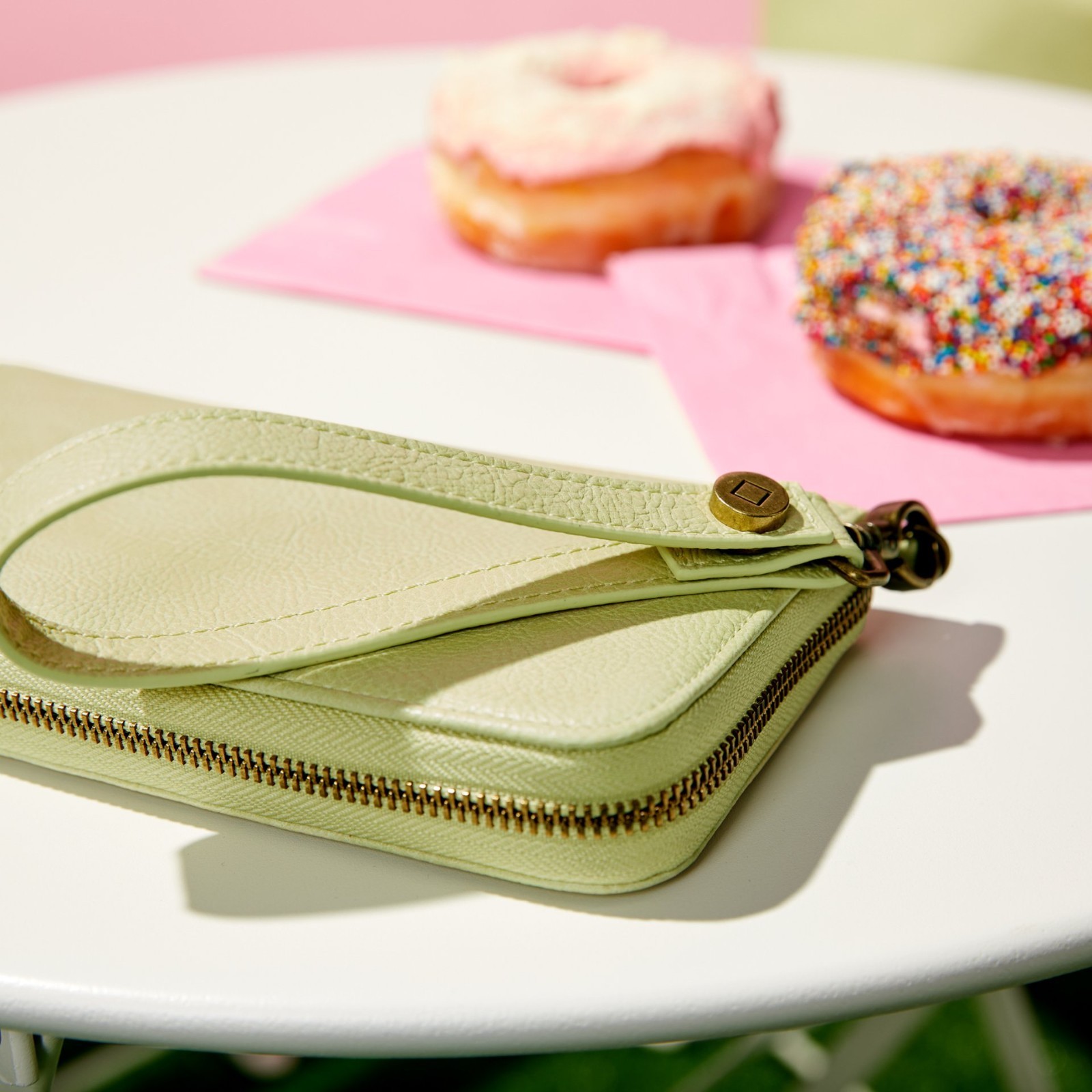 Thirty One 31 All About The Benjamins Wallet Lemongrass Wristlet Strap AATB EUC Thirty One 31 All About The Benjamins Wallet Lemongrass Wristlet Strap AATB EUC