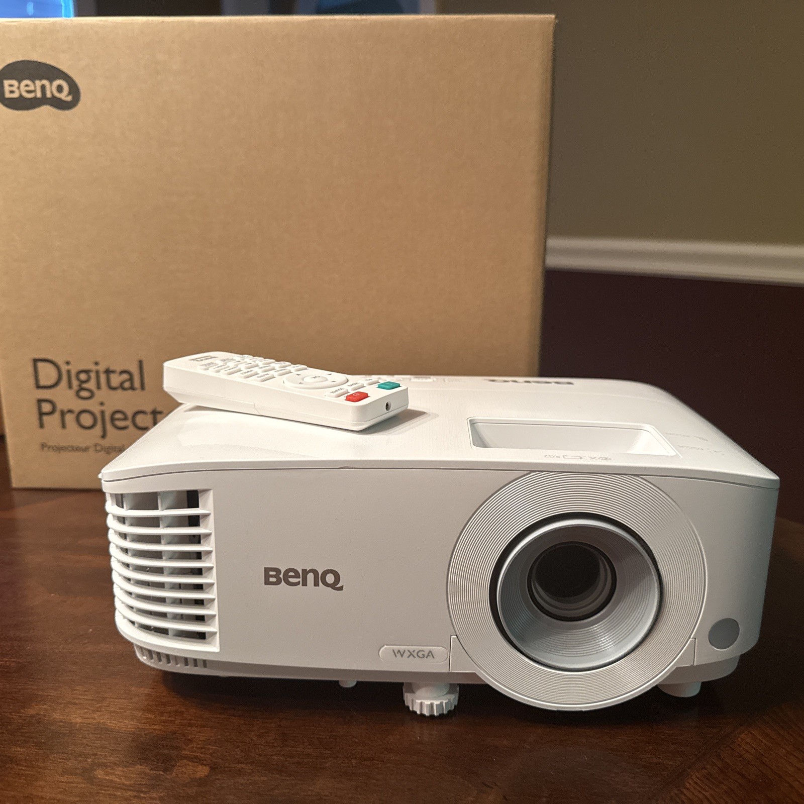 BenQ MW560 WXGA DLP 4000 Lumens Projector - used BenQ MW560 WXGA DLP 4000 Lumens Projector - used