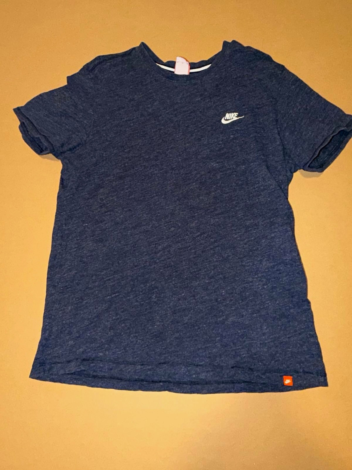 Vintage Nike Men\'s Navy Heather Short-Sleeve Crew T-Shirt - Size XL Vintage Nike Men\'s Navy Heather Short-Sleeve Crew T-Shirt - Size XL
