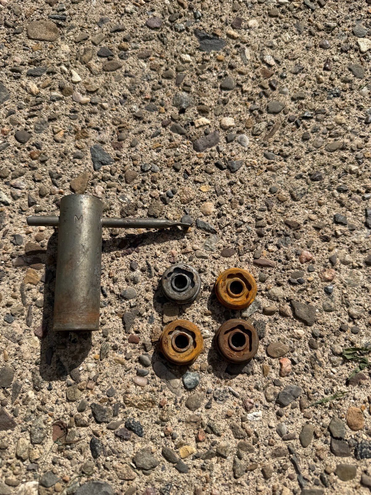 Lock set and key for 1986 to 1992 Cadillac Fleetwood Brougham wire spoke hubcaps Lock set and key for 1986 to 1992 Cadillac Fleetwood Brougham wire spoke hubcaps