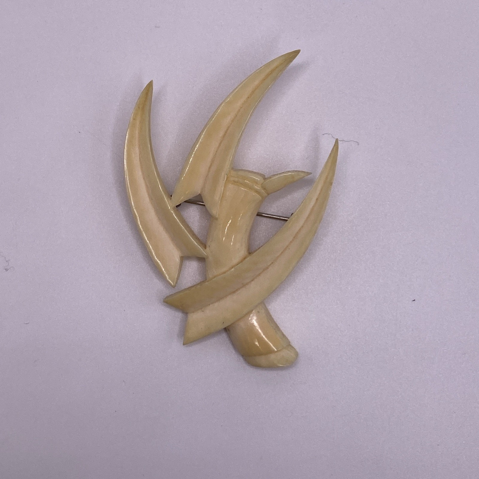 Vintage Ming's Style Hand-Carved Hawaiian Motif Brooch/Pin