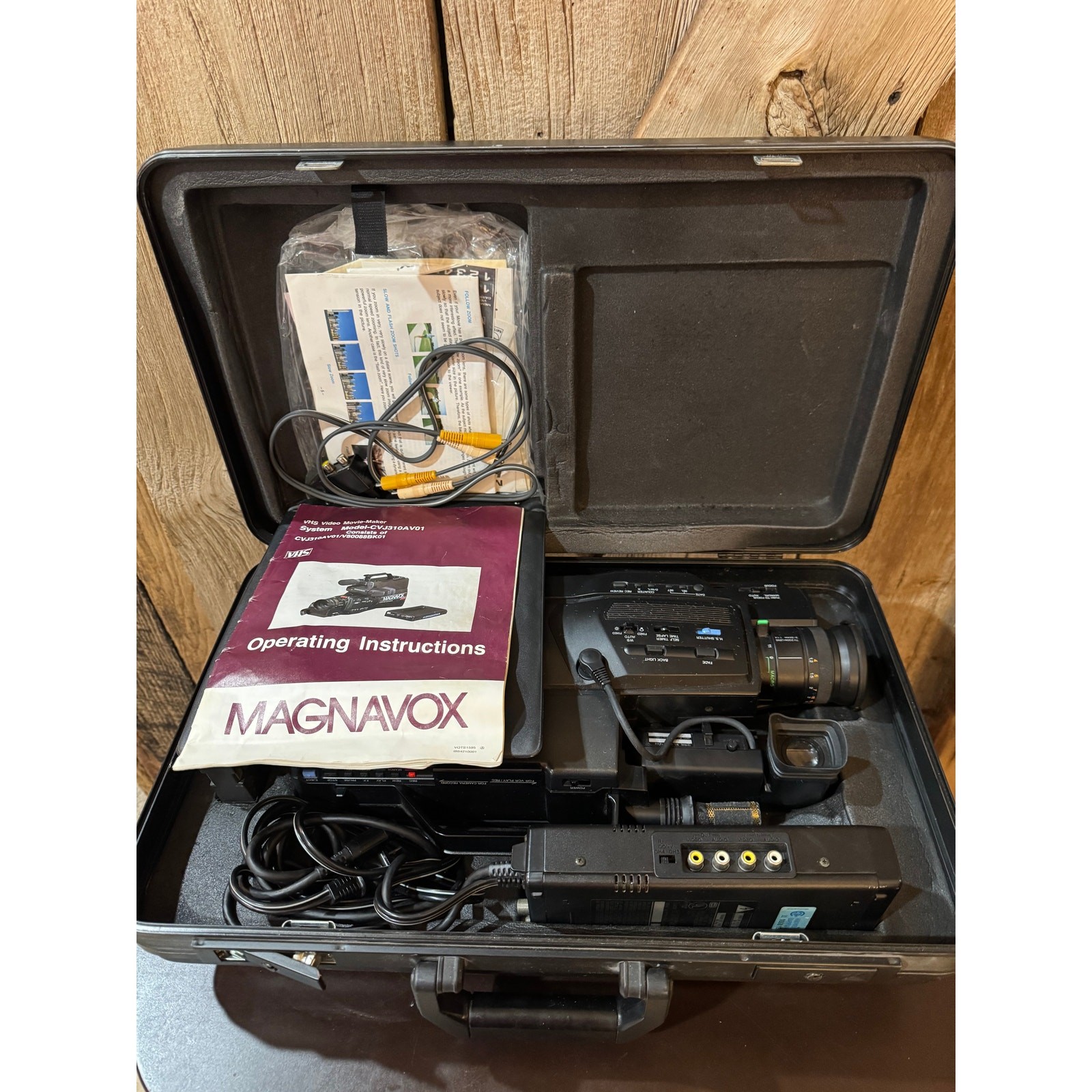 Vtg Magnavox Movie Maker VHS CCD Video Camcorder Powers On w/Charger Untested Vtg Magnavox Movie Maker VHS CCD Video Camcorder Powers On w/Charger Untested