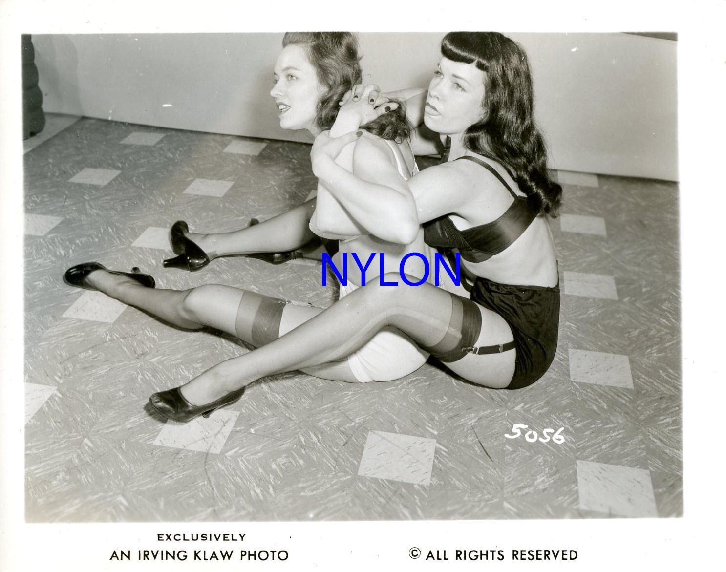 RARE BETTIE PAGE AND JUNE KING VINTAGE 1950's 4 x 5 PHOTO BY IRVING KLAW RARE BETTIE PAGE AND JUNE KING VINTAGE 1950's 4 x 5 PHOTO BY IRVING KLAW