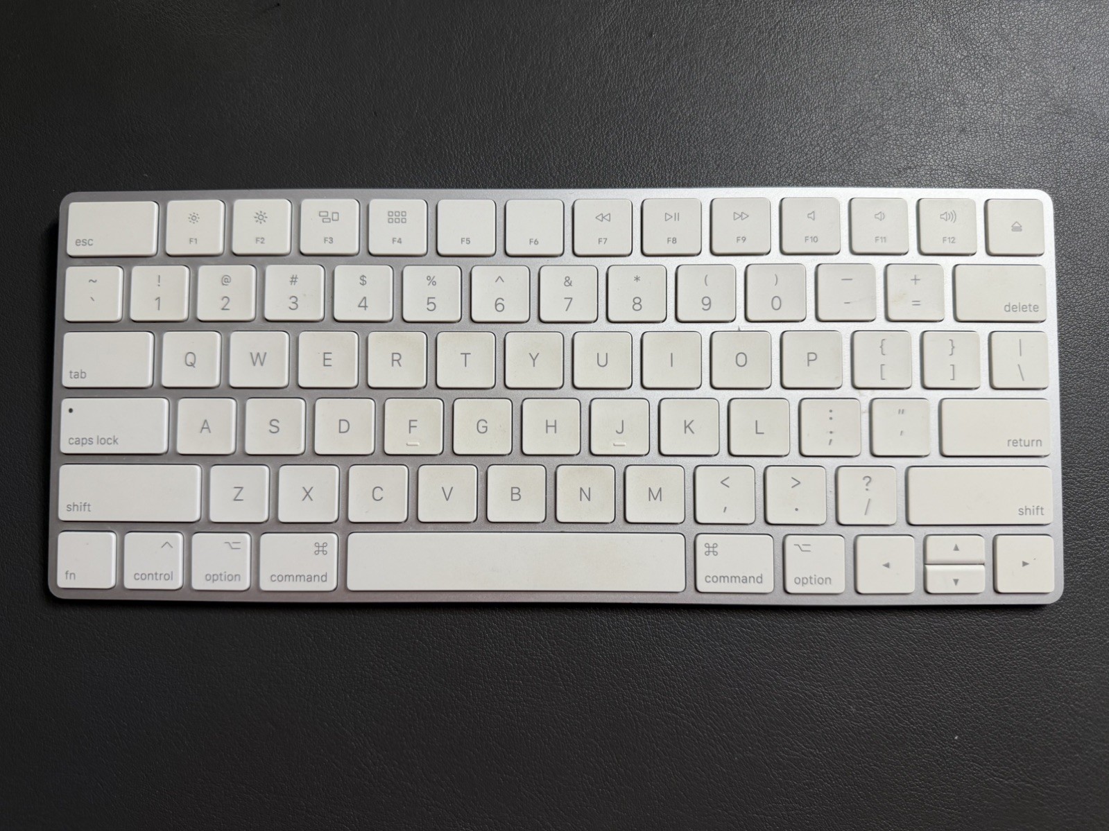 Apple Magic Keyboard (Lightning Port) with Touch ID A2449 MK293LL/A White/Silver Apple Magic Keyboard (Lightning Port) with Touch ID A2449 MK293LL/A White/Silver