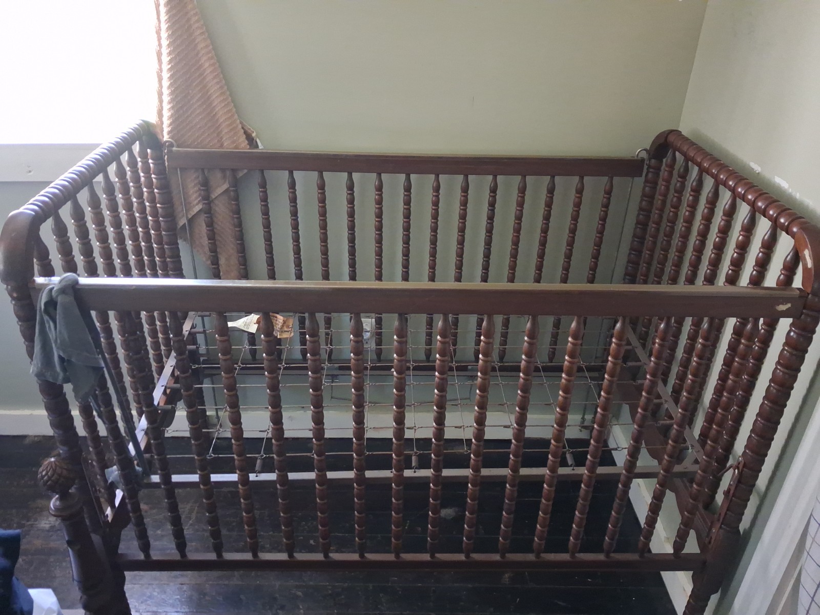 Vintage Jenny Lind Crib - 1970s -1980s. Brown.