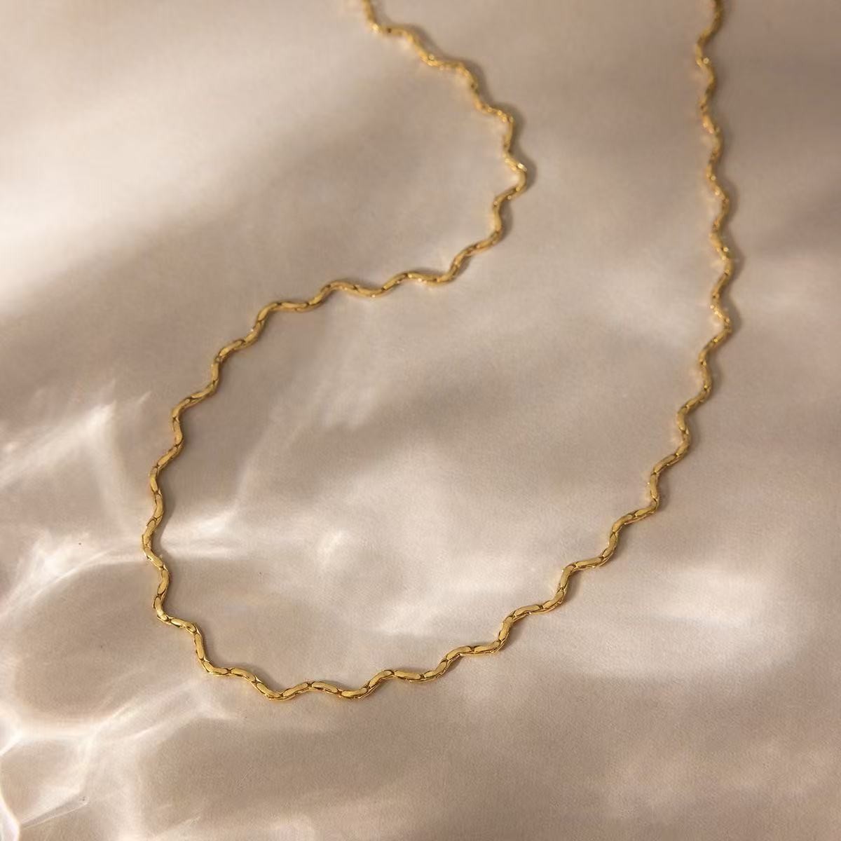 Woman Fashion 18K Gold Plated  Thin Waves Chain Necklace Anti-tarnish