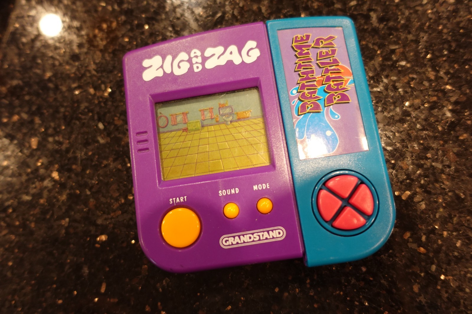 Vintage ZIG and ZAG   Handheld Electronic Tabletop  LCD Video game  D9  RARE