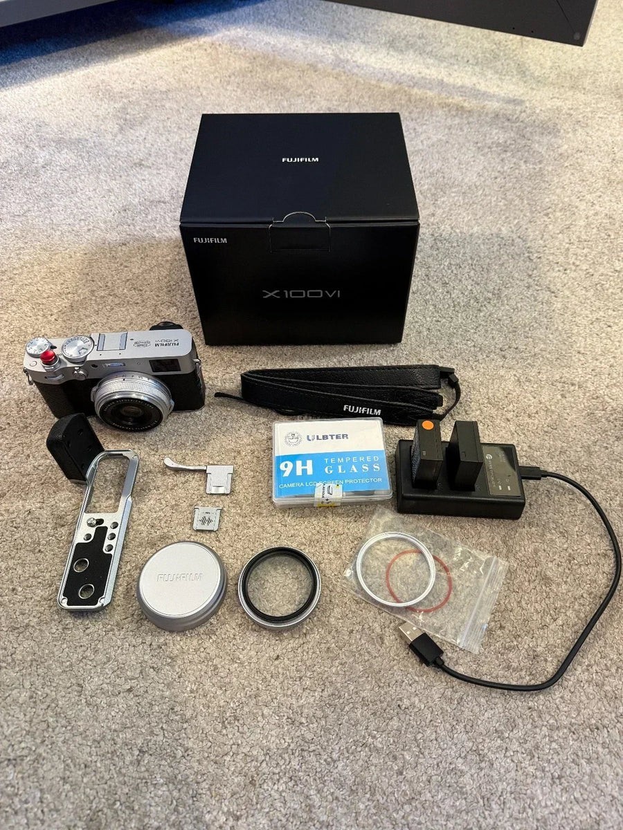 Fujifilm X100VI Camera (SILVER) - Lots of accessories - \'\'Rеаd Dеѕсriрtiоn\'\'