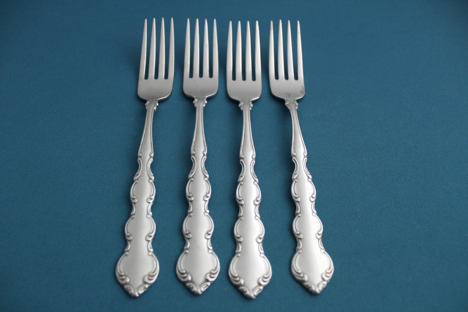 Oneida Deluxe MOZART Dinner Forks (Set of 4) Stainless 7 1/4\ Oneida Deluxe MOZART Dinner Forks (Set of 4) Stainless 7 1/4\