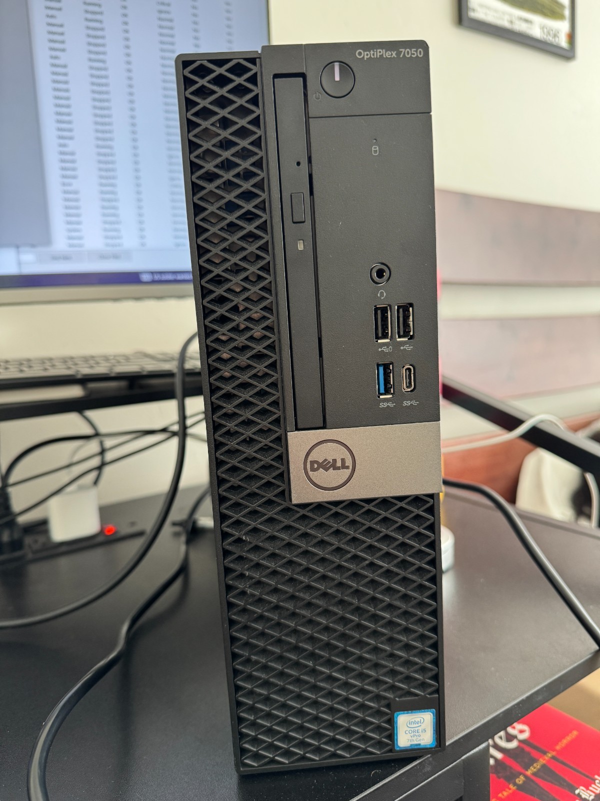 Repurposed Dell Desktop Computer. Intel I7-7700 CPU AMD Radeon RX 6400 Repurposed Dell Desktop Computer. Intel I7-7700 CPU AMD Radeon RX 6400