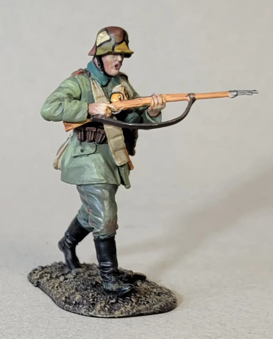 W. Britain - German Infantryman Advancing, 1916-18 #23142 W. Britain - German Infantryman Advancing, 1916-18 #23142