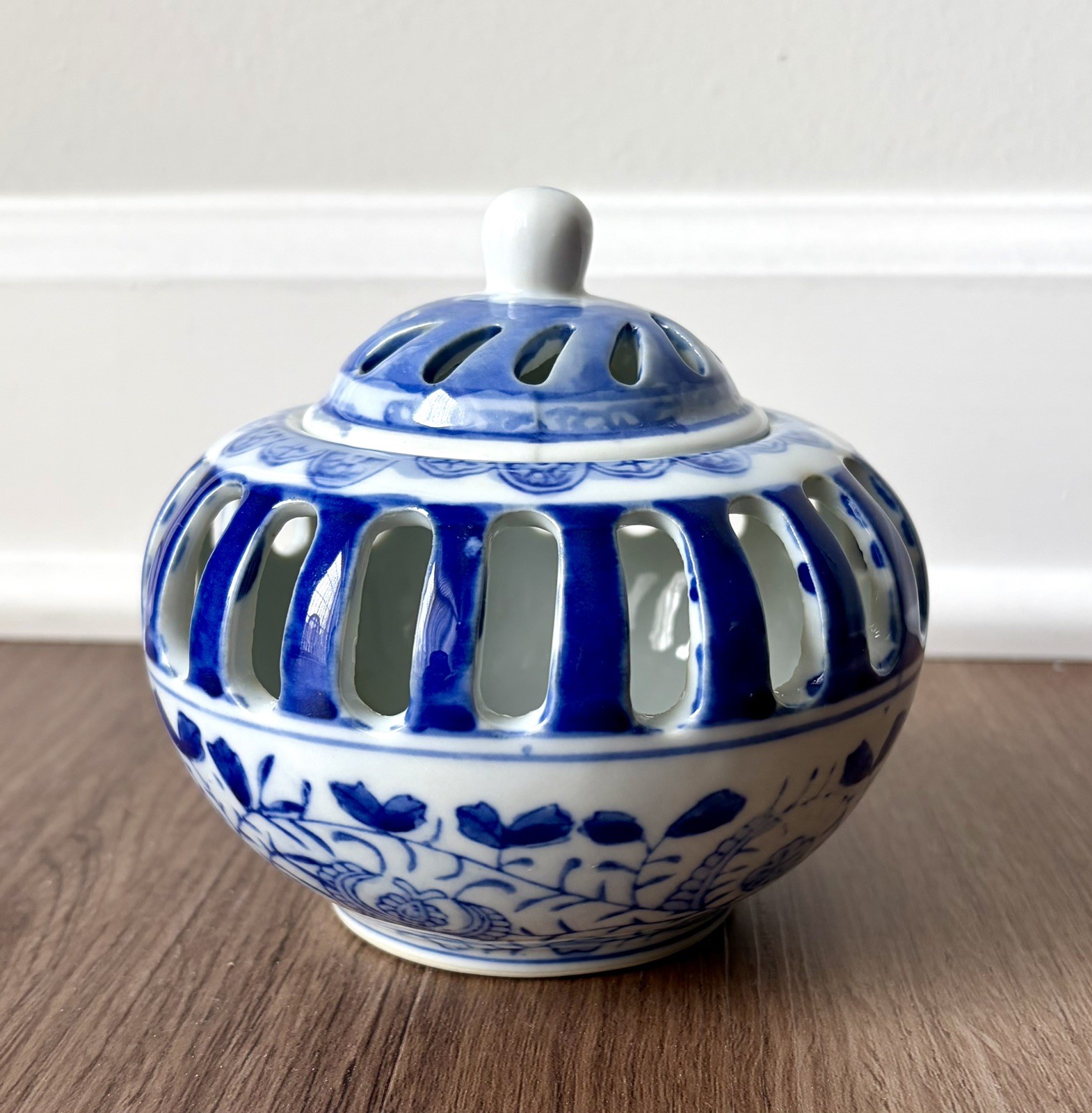 Vintage Two\'s Company Canton Collection Blue White Porcelain Potpourri Burner Vintage Two\'s Company Canton Collection Blue White Porcelain Potpourri Burner