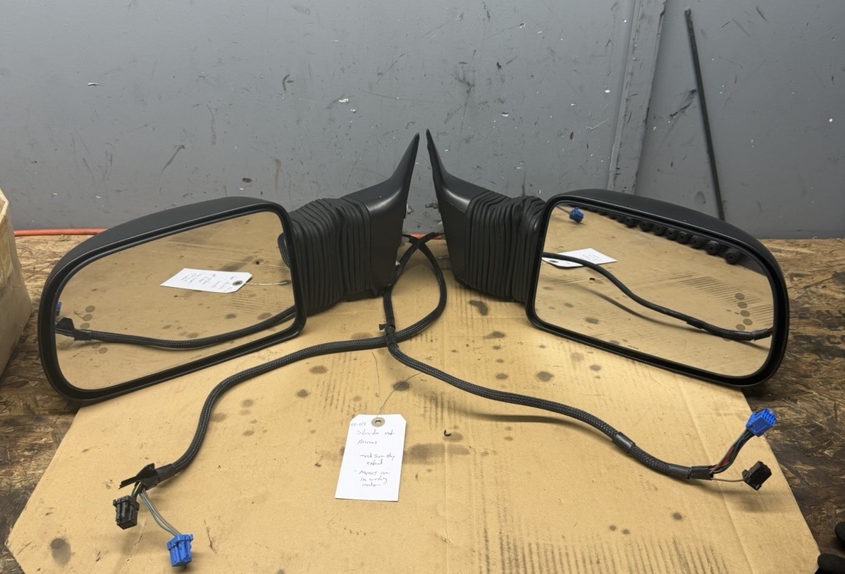 03-06 Silverado Sierra HD Power Extending Tow Mirrors W/ Turn Signal 03-06 Silverado Sierra HD Power Extending Tow Mirrors W/ Turn Signal