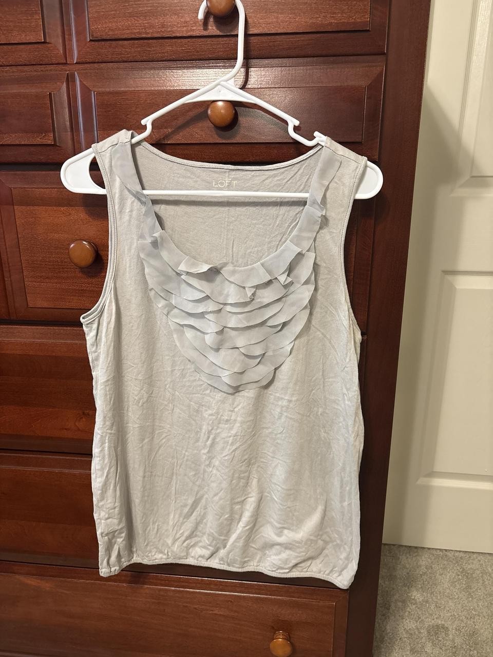 Ann Taylor LOFT Light Gray Sleeveless Ruffle Detail Tank Top Medium Ann Taylor LOFT Light Gray Sleeveless Ruffle Detail Tank Top Medium