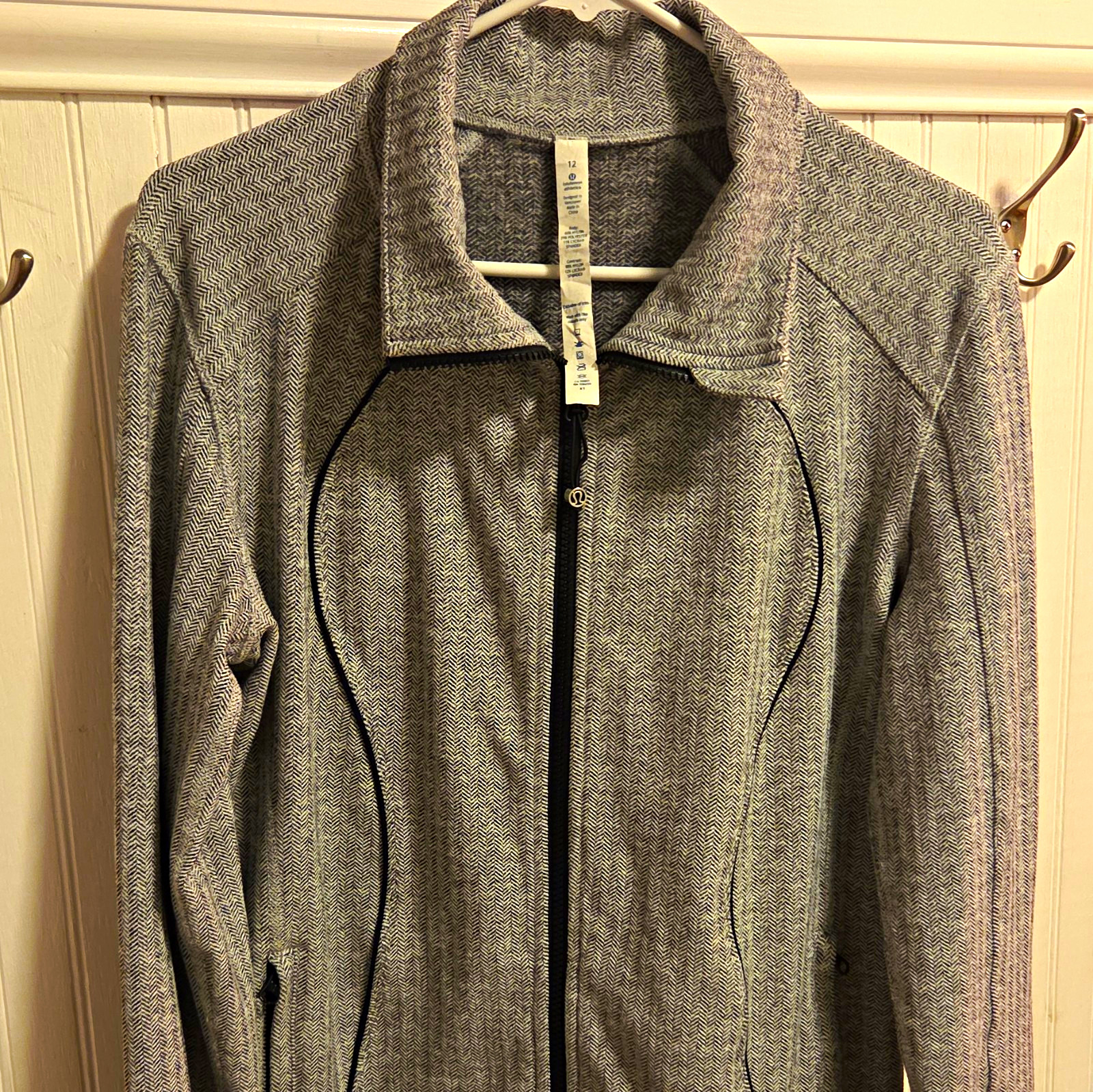 Lululemon Nice Asana Full Zip Jacket Herringbone Women Size 12 / Gray Lululemon Nice Asana Full Zip Jacket Herringbone Women Size 12 / Gray