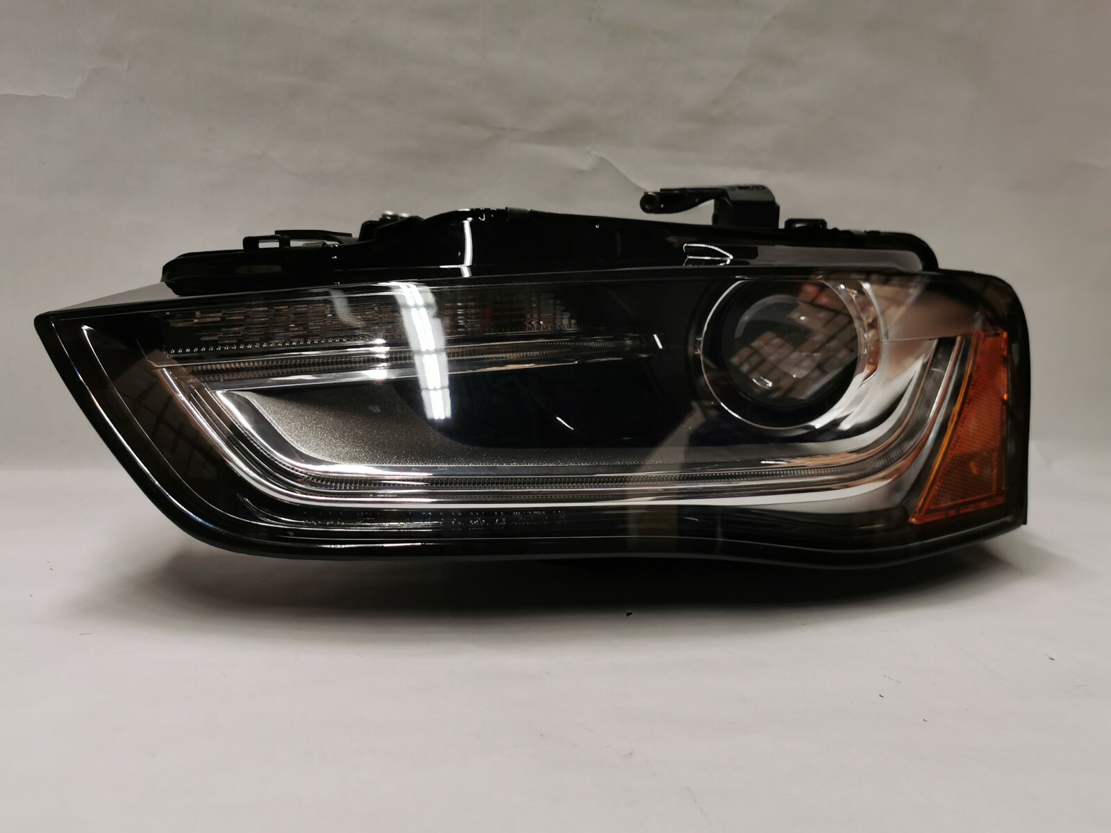 Headlamp HID Xenon LH Driver Side Fit 2013-2016 Audi A4/S4 8K0941043E AU2518105
